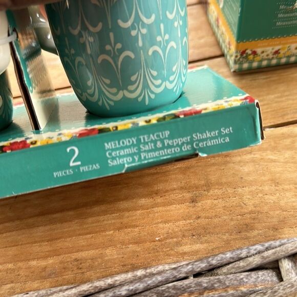 Pioneer Women S&P Shaker & Measuring Cups Bundle - Picture 6 of 6